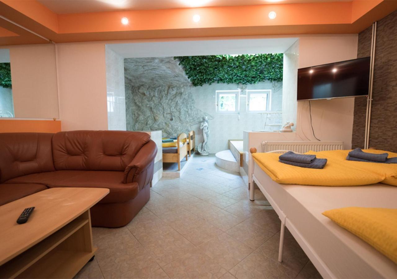 Klub Zlata Ribica Hotel Йесенице Екстериор снимка